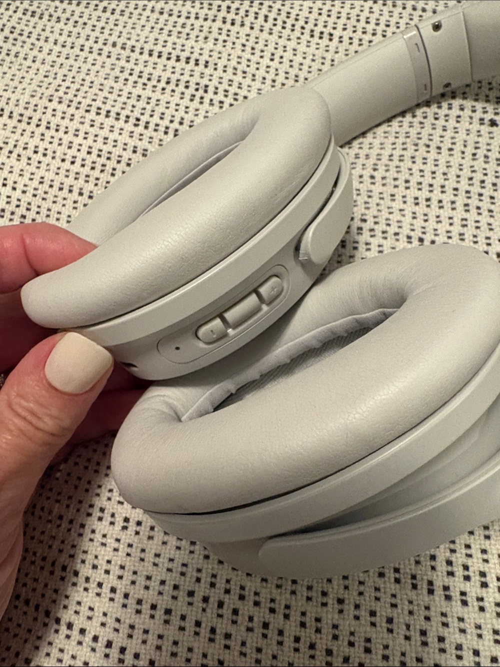 Bose QuietComfort 45 Noise Canceling Bluetooth Headphones in White Smoke. - Picture 12 of 13